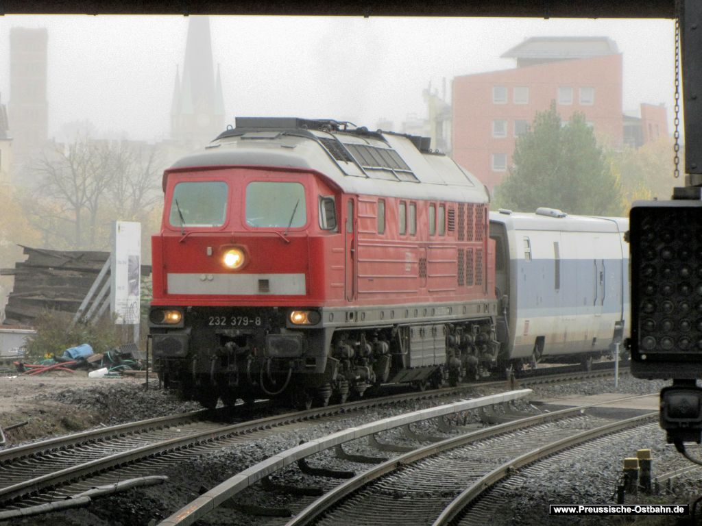 Der morgentliche Talgo Zug mit <b>BR 232-379</b> bei der Ueberfuehrung am Ostkreuz