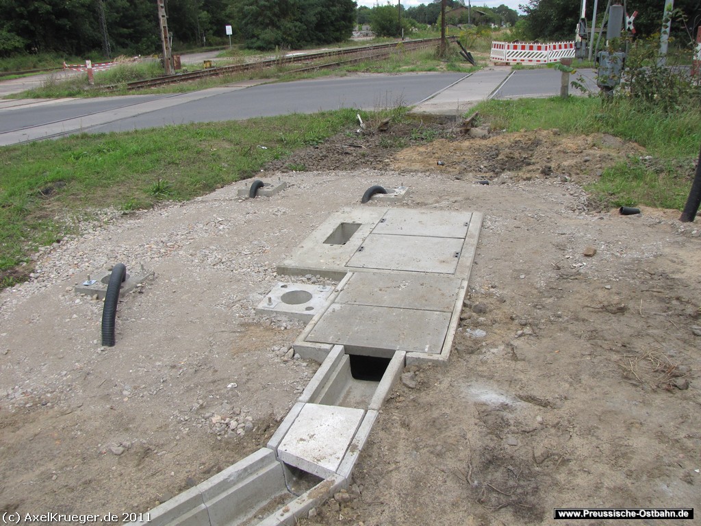 In Muencheberg gehen die Bauarbeiten voran, das Gleis 1 am Bahnübergang ist herausgeschnitten worden